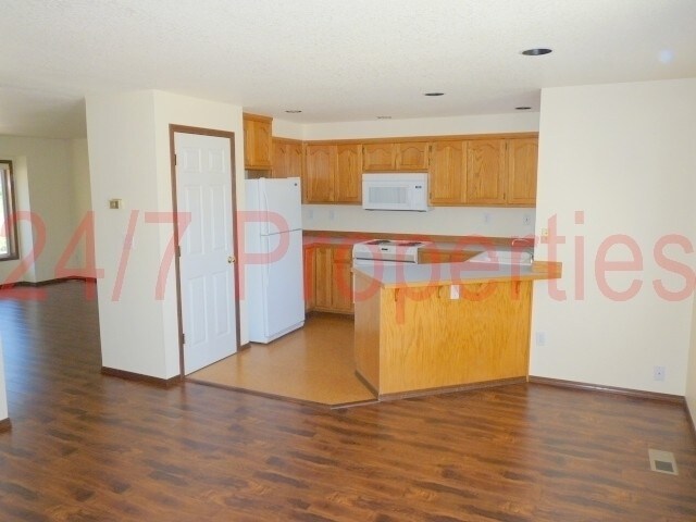 Building Photo - Beautiful West Linn Daylight Ranch