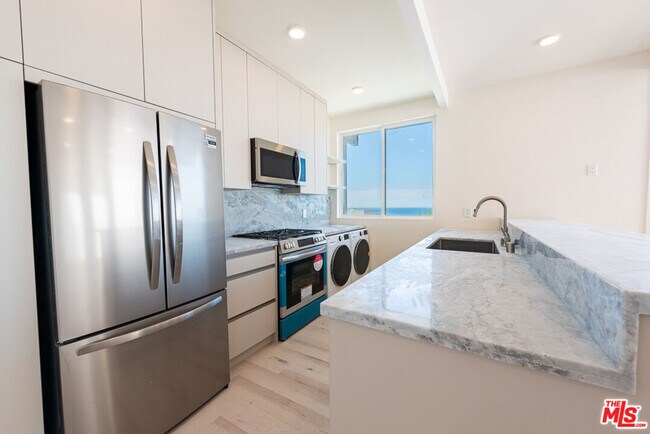Foto del edificio - 7275 Birdview Ave
