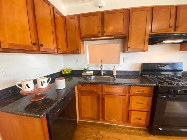 Foto del edificio - Advent - Laundry & Detached Garage!!