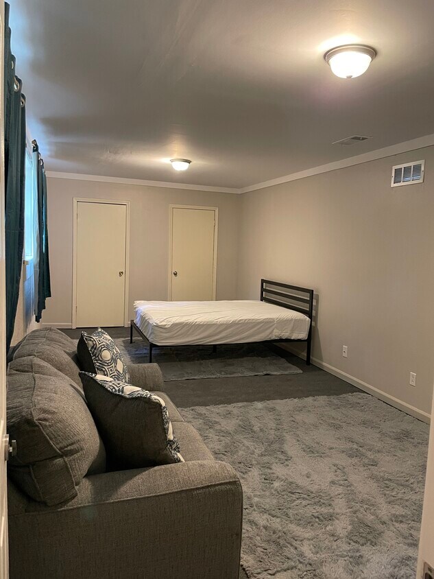 Bedroom/ living room combo - 404 Katherine Ln