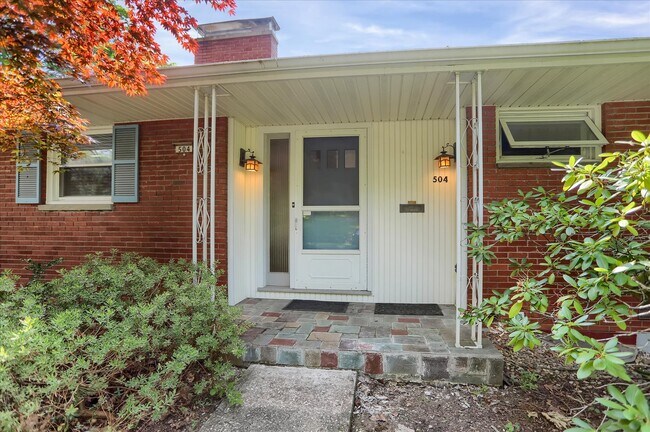 Building Photo - 504 E Waring Ave