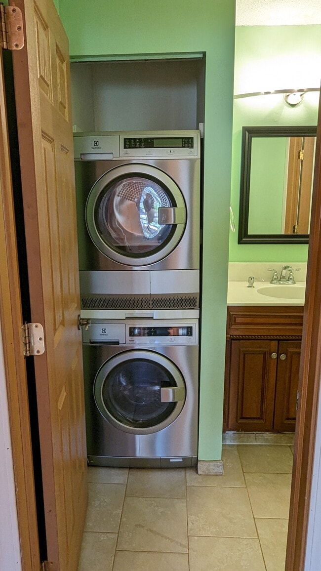 Foto del edificio - 7124 72nd Ln N