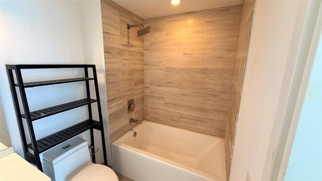 Building Photo - 1300 Brickell Bay Dr