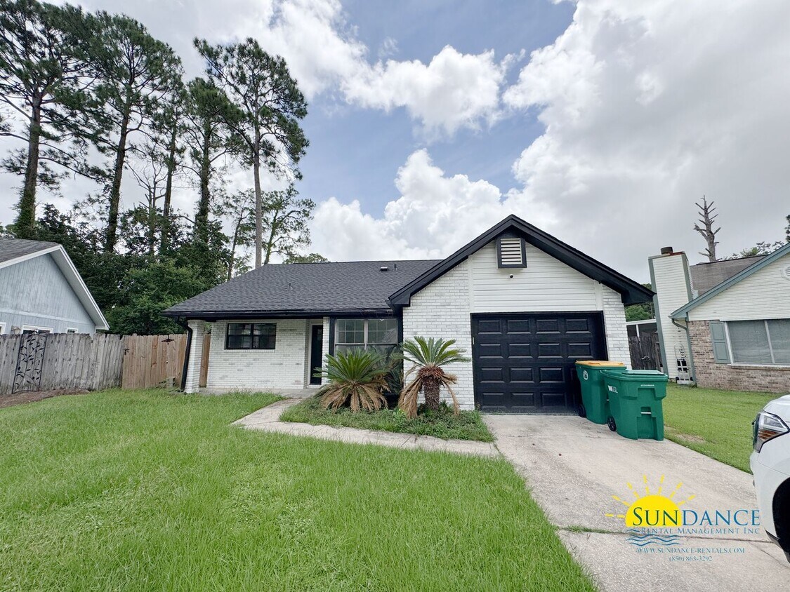 Foto principal - Charming 3-Bedroom Home in Fort Walton Beach!