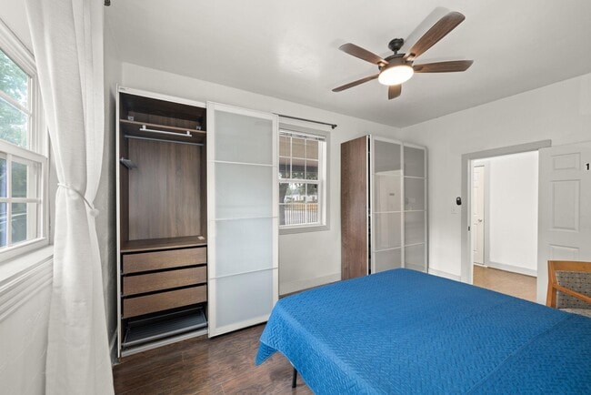 Building Photo - 240 N York St