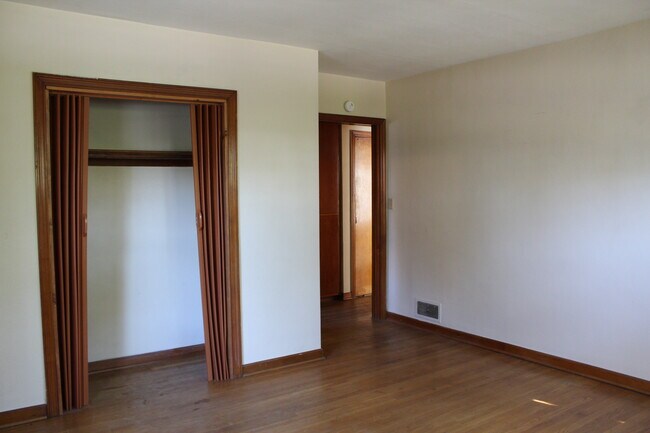 Building Photo - 1022 W Lawrence St