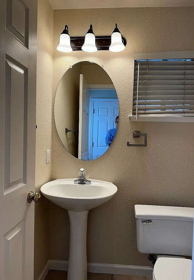 Foto del edificio - Beautiful End-Unit Townhome in Desirable S...