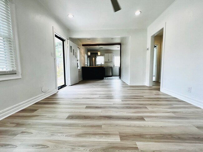 Building Photo - Cute 2BD 1BA Bungalow Home in Putnam Heights West!!!