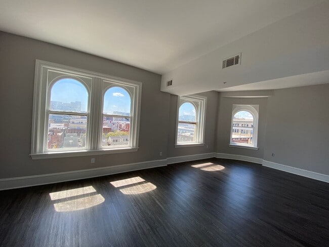 Interior Photo - 306 W Franklin
