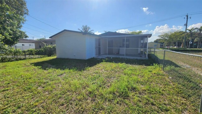 Foto del edificio - 731 Phippen Waiters Rd