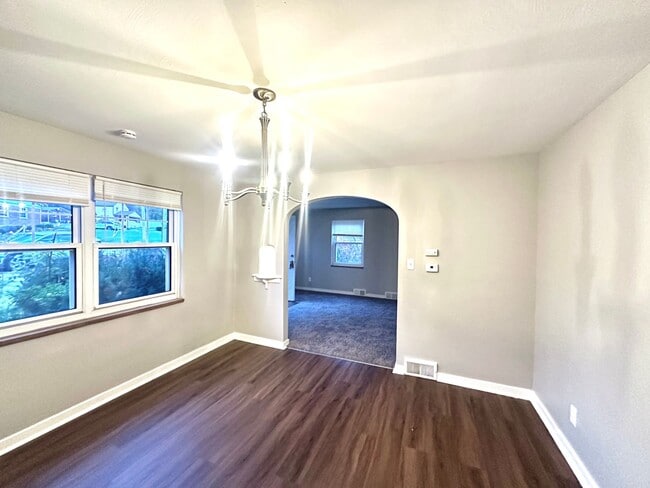 Foto del edificio - Fully Updated 3 Bedroom in Penn Hills - Off-Street Parking, Covered Porch - Available Now!