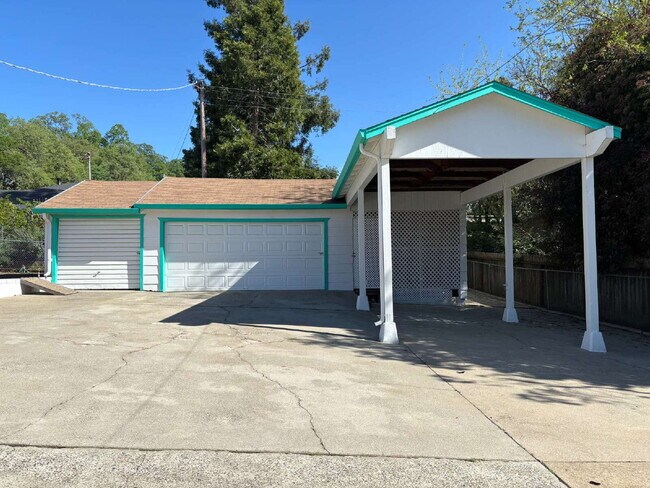 Foto del edificio - Spacious 3-bedroom home with loads of park...
