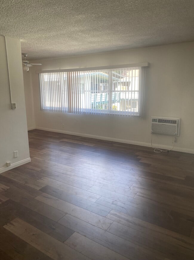 Foto del edificio - 4934 Woodman Ave