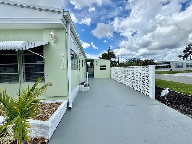 Building Photo - 410 49th Ave Terrace W