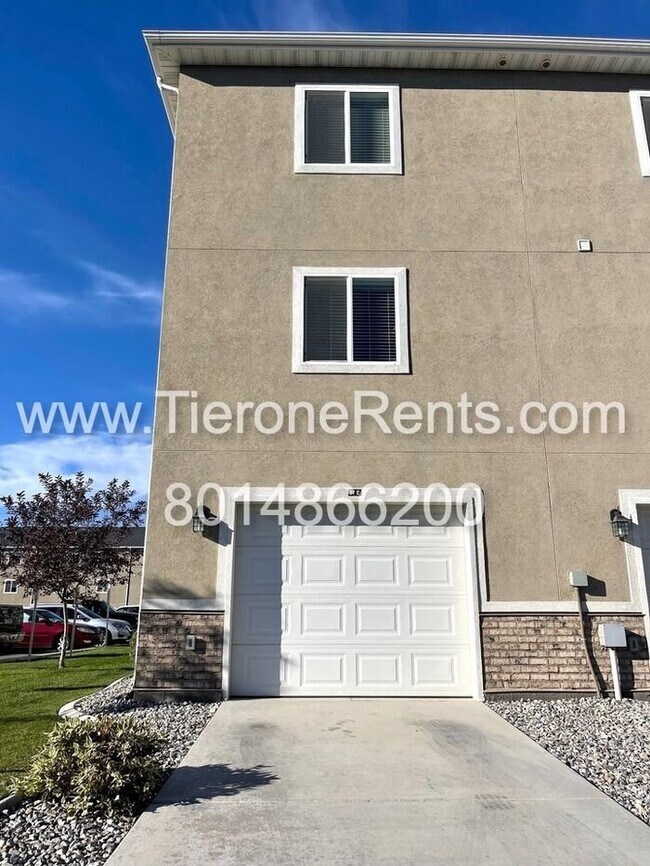 Building Photo - Move-In Special: 50% Off Your First Month'...