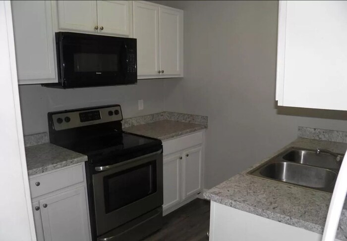 Building Photo - Beautiful duplex, move in ready.