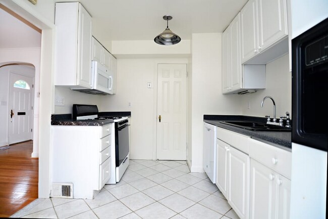 Foto del edificio - 1600 Foxhall Rd NW