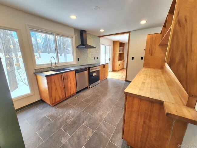 Foto del edificio - 568 River Rd