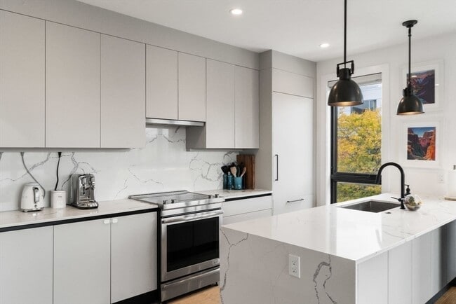 Building Photo - 75 W Broadway