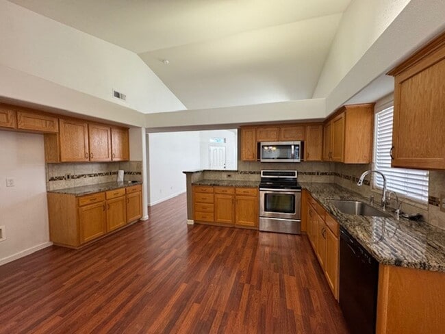Building Photo - Beautiful 3 Bedrooms 2 Baths