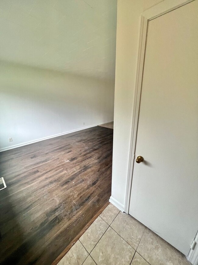 Building Photo - NEW LISTING! 3 BEDROOM DUPLEX!