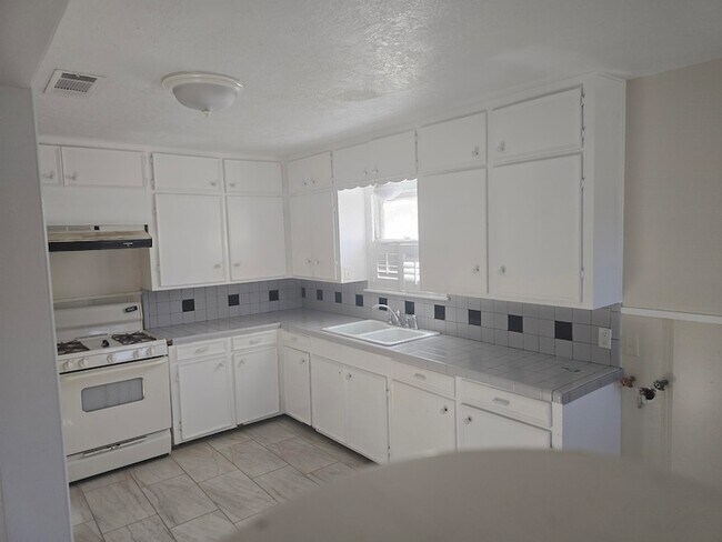 Foto del edificio - 1795 Euclid St