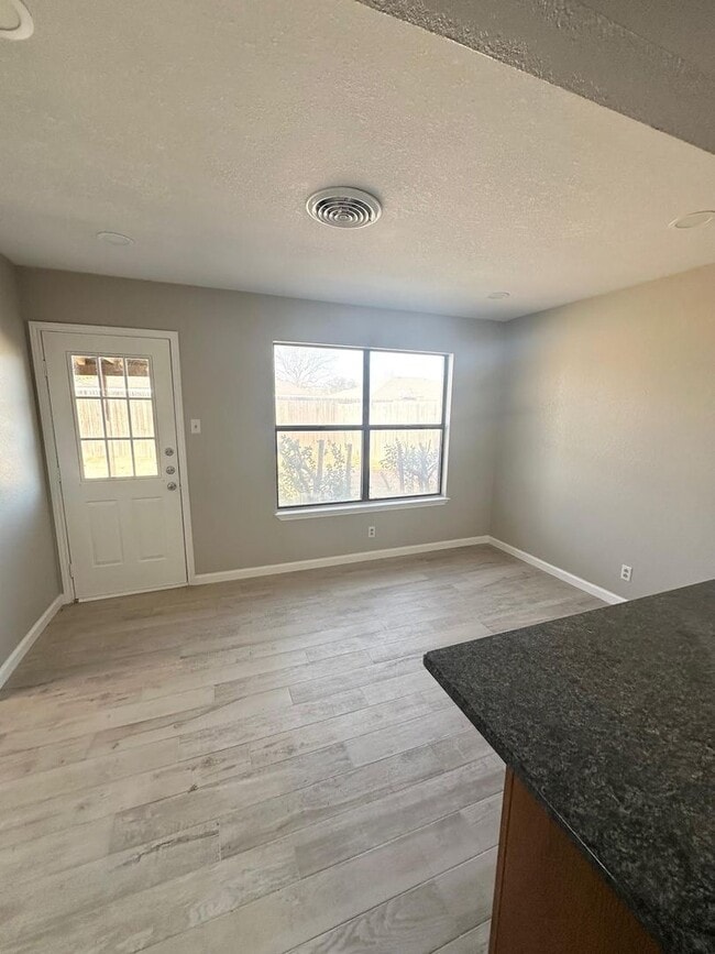 Foto del edificio - 3 Bedroom 2 Bathroom Available ASAP!