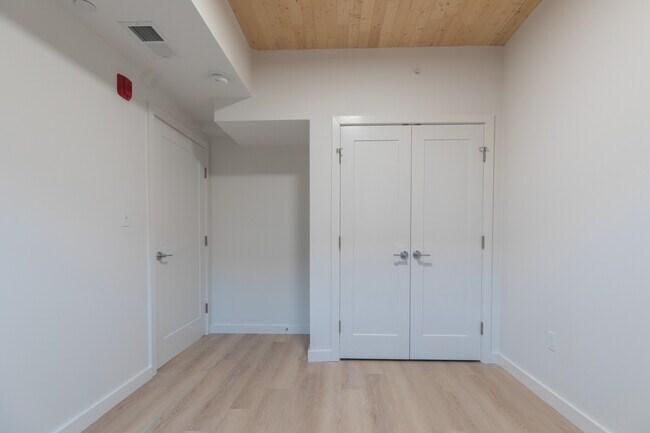 Building Photo - 11 E Lenox St