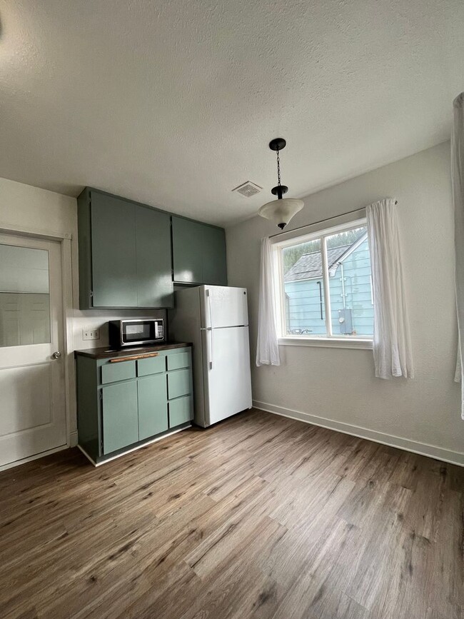 Building Photo - 2 Bedroom, 1.5 bath located in Silverton, ...