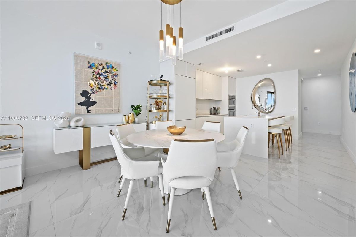 Foto del edificio - 700 NE 24th St