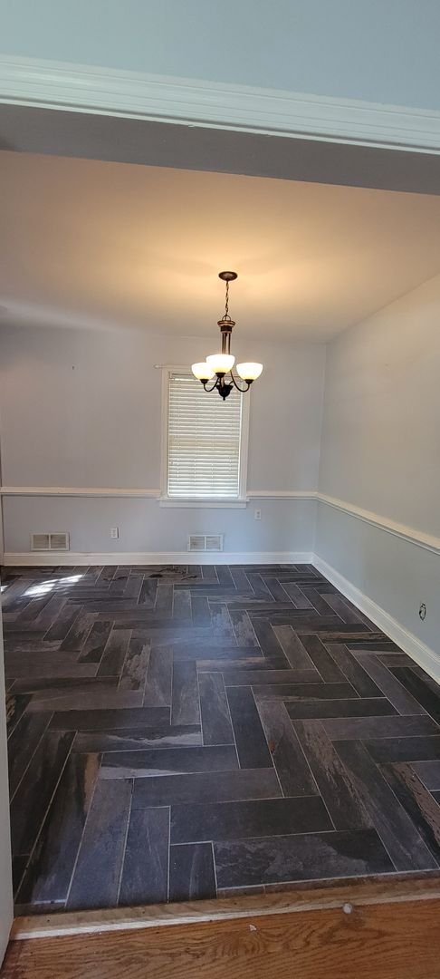 Building Photo - Delightful 3 Bedroom West End Home Availab...