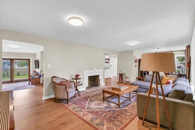 Building Photo - Renovated Ranch home in Champaign - AVAILA...