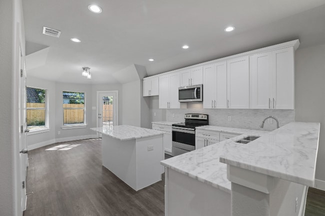 Building Photo - Room in House on Harding St