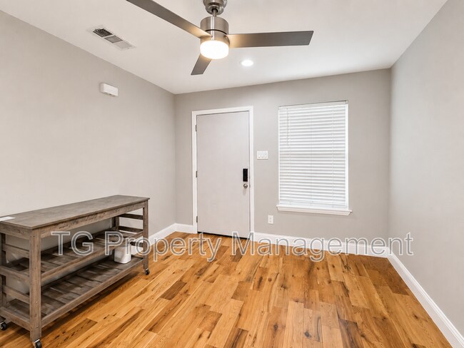 Foto del edificio - 3825 Dismount St
