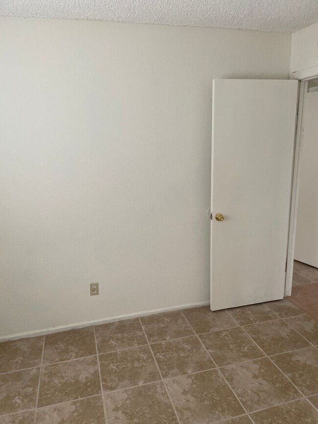 Building Photo - Charming 3 bed 2 bath single level home wi...