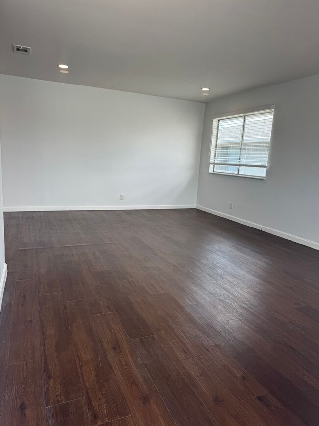 Building Photo - Top Floor 2 BR - Private Balcony + Garage ...