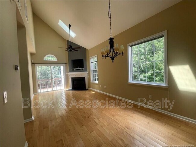 Foto del edificio - 112 Summit Oaks Ln