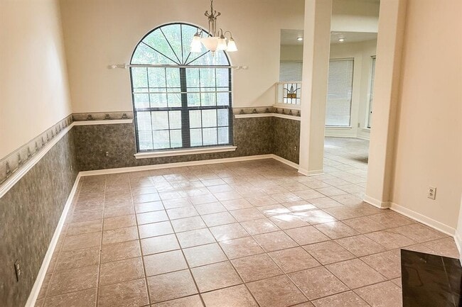 Building Photo - 617 Green Hills Dr