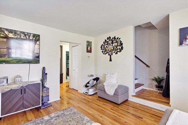 Building Photo - 608 Manistique Ave