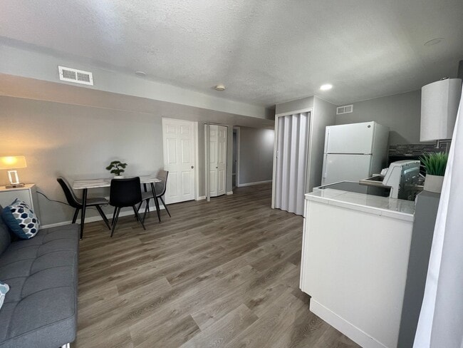Building Photo - Cozy 2 Bed/1 Bath- Great Location