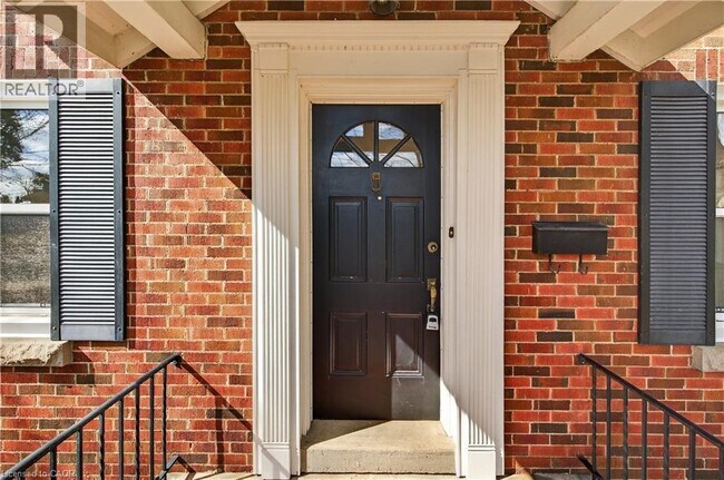 Photo du bâtiment - 2317 Lakeshore Rd.