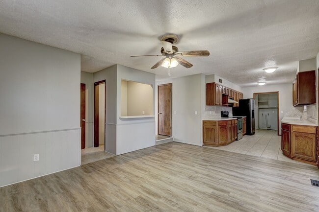 Building Photo - 4 bed, 1.5  house in Yukon