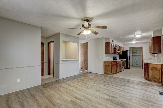 Foto del edificio - 4 bed, 1.5  house in Yukon