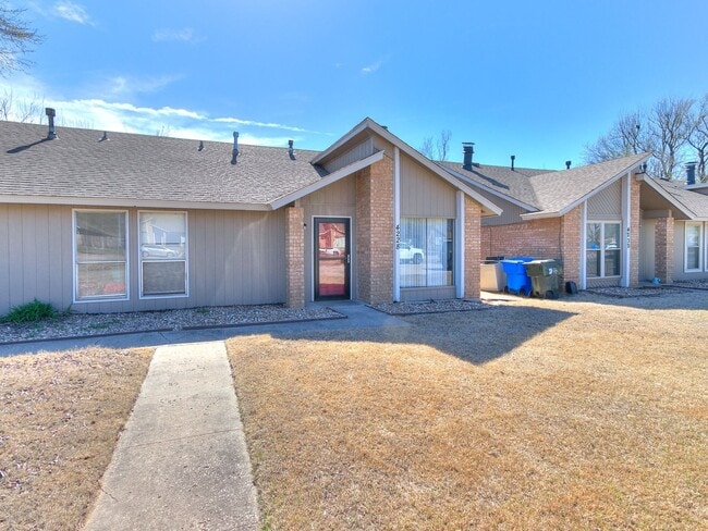 Building Photo - Charming West Norman Duplex