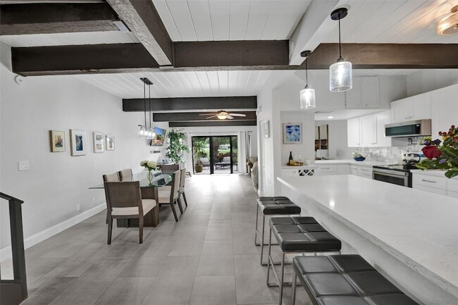 Building Photo - 700 E Coco Plum Cir