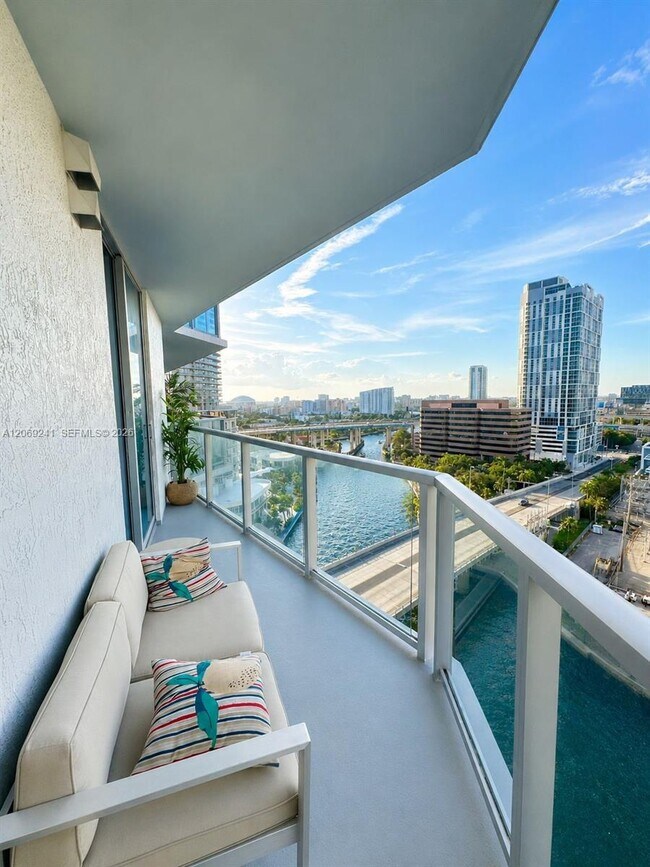 Foto del edificio - 185 SW 7th St