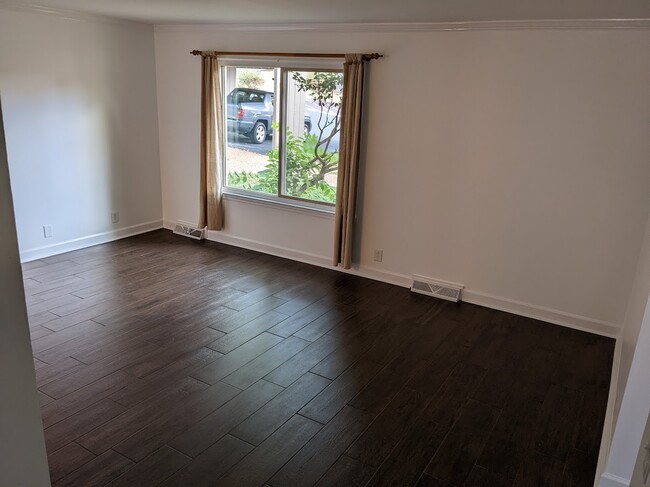 front - living room - 6942 Highland Park Dr