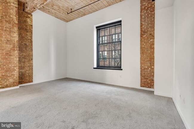 Building Photo - 303 Vine St