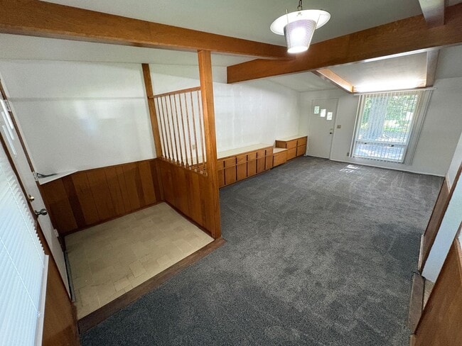 Foto del edificio - Charming Home, new carpet, laundry, backyard
