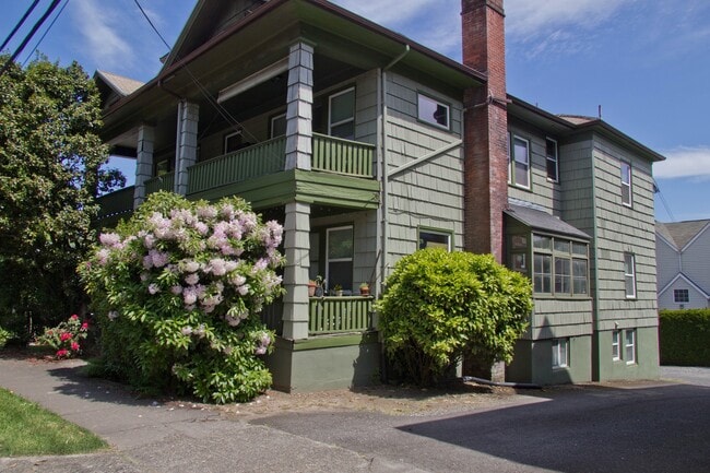 Building Photo - Studio unit in SW Portland
